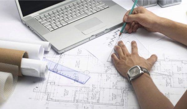 Een ontwerptekening op tafel tijdens de voorbereiding van een project
